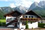 Ferienhaus im Sommer mit Bergblick