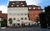 Wohnen am Schlossplatz in Meersburg - Das geschichtsträchtige Rodt&#039;sche Palais (links) liegt direkt am Schlossplatz.