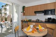 Küche mit Zugang zur 24 m² Terrasse