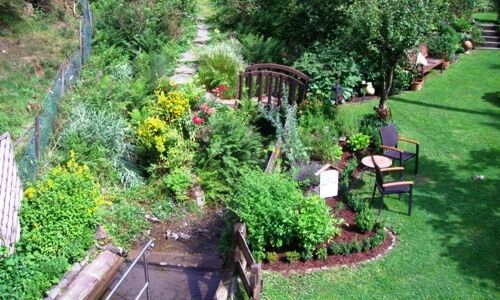 Der gepflegte Garten mit Kneipp-Tretbecken