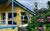 Das kleine gelbe Ferienhaus in Schnhagen (Ostseebad) - Vor der sd- westlich gelegenen Terrasse