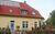 Ferienwohnung Am Schloßteich (Braun), Ferienwohnung &#039;Am Schloßteich&#039; (Braun) in Schönhagen (Ostseebad) - Außenansicht mit möblierter Terrasse